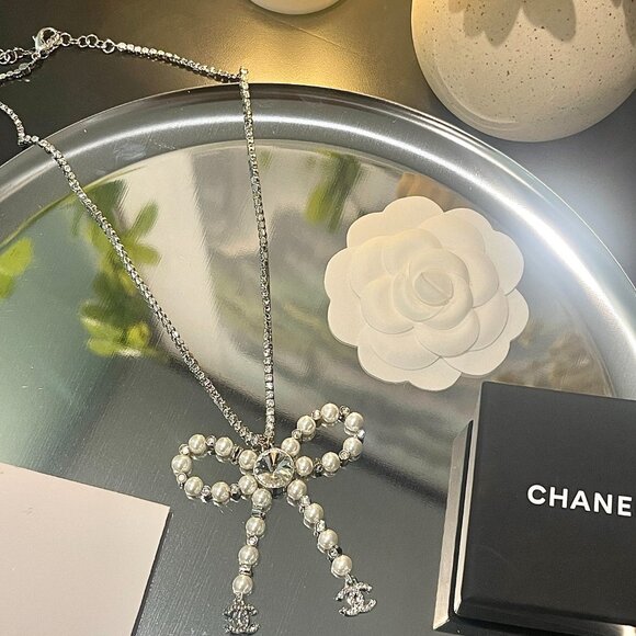 Chanel Butterfly Pearl Necklace - Picture 4 of 8